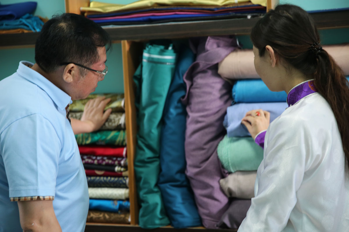 宣傳部部長(cháng)寶音達來(lái)來(lái)考察