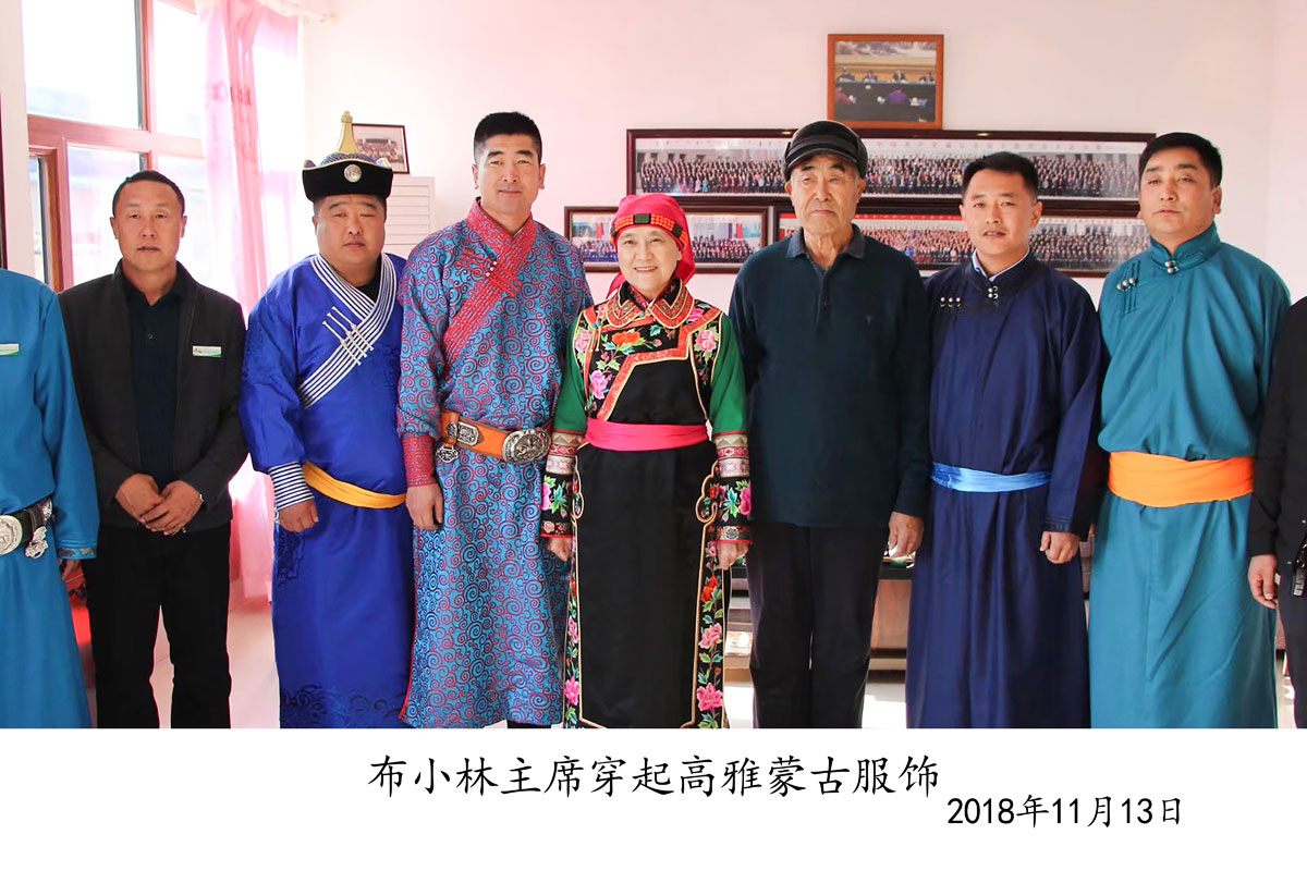 布小林主席穿起高雅蒙古服飾